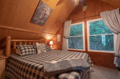 Katil atau katil-katil dalam bilik di Clouds Cabin - HotTub, Mtn View, Pets
