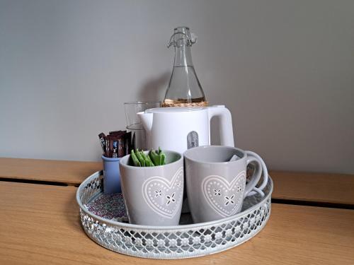 bandeja con tazas y licuadora en una mesa en Chambre Les Terrasses de Condate, en Rennes