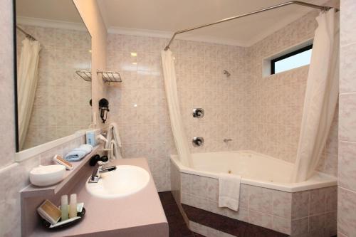 Phòng tắm tại Shadzz Motel