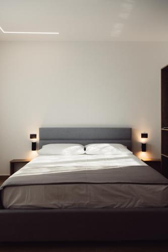 a bedroom with a large bed with white sheets at B&b i Parenti in Palmi