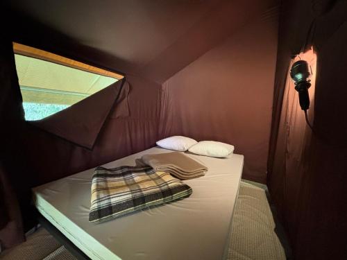 - une petite chambre avec un lit dans une tente dans l'établissement Camping Onlycamp de Tignes, à Tignes