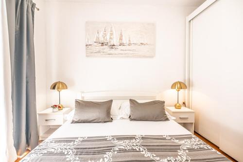 A 4 apt w terrace & sea view 4 min walk to beach
