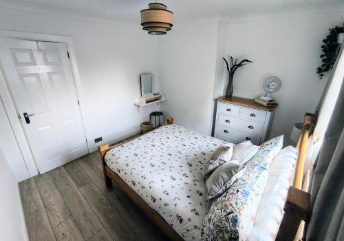 Ένα ή περισσότερα κρεβάτια σε δωμάτιο στο Carrick's Cosy Haven