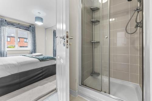 Et badeværelse på Modern 4 Bedroom Detached House 66CL