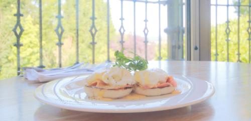 un plato de comida en una mesa de madera en The Malvern Hills Hotel, en Great Malvern