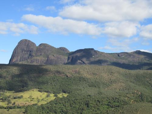 a view of a mountain with trees and mountains at Pousada Alquimia in Aiuruoca