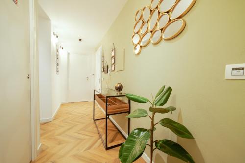 a hallway with a glass table and a plant at Via Manno 11 Rooms in Iglesias