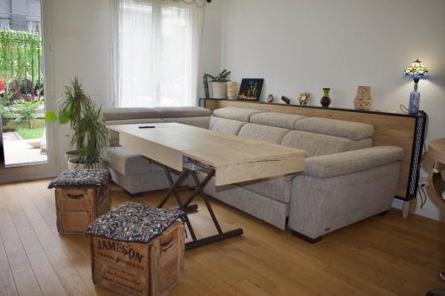 Χώρος καθιστικού στο Boho style apartment - 8 mins from Paris Center - Garden and underground parking