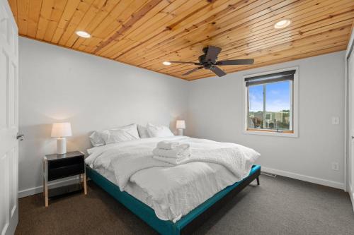a bedroom with a bed with a wooden ceiling at Cozy Pet-Friendly Condo l Pool l Dock l Walk to Parks in Oxbow