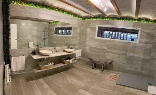 een badkamer met twee wastafels en een grote spiegel bij Coparelia in Villarrobledo