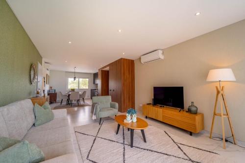 New Luxury Apartment, Sea View with Pool & Gym