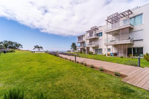 New Luxury Apartment, Sea View with Pool & Gym