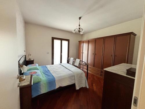 En eller flere senge i et værelse på Villa Rosa Apartment