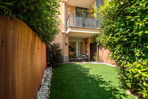StayEasy Gargano - Stylish Apt with Private Yard