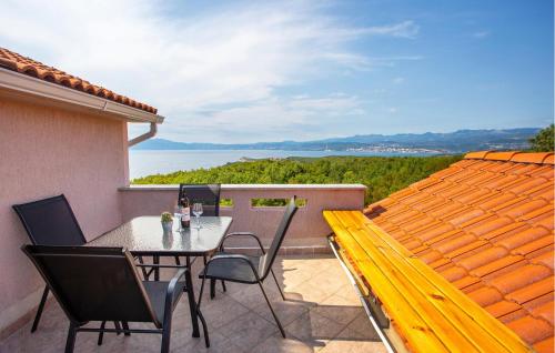 Cozy Apartment In Omisalj With House Sea View