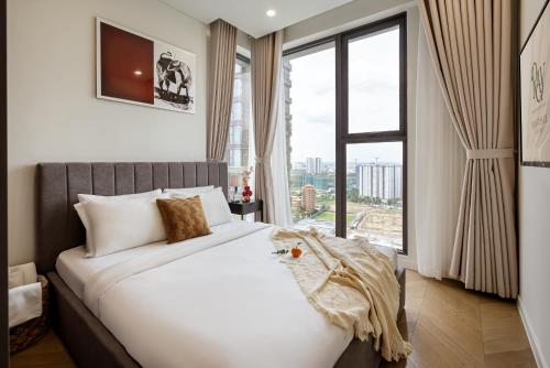 Ένα ή περισσότερα κρεβάτια σε δωμάτιο στο Lumiere Riverside - Raymond Holm - Luxurious 5-star apartment