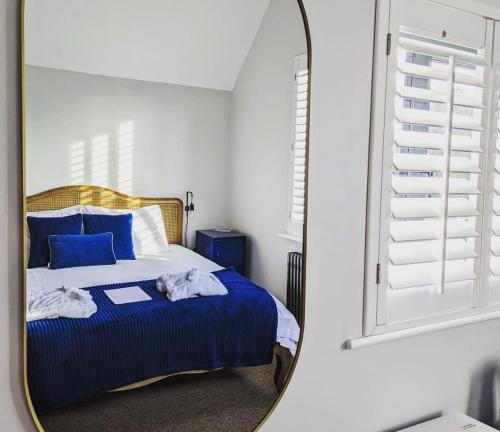 a mirror reflection of a bed with towels on it at The Jolly Sportsman in Lewes