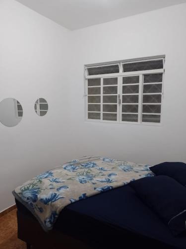 Ένα ή περισσότερα κρεβάτια σε δωμάτιο στο Casa Abençoada - Aparecida SP
