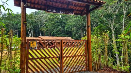 a wooden gate with a sign on top of it at Sítio Andrez in Santa Leopoldina