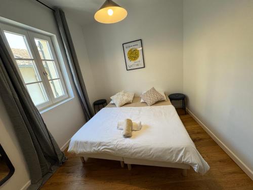 - une chambre avec 2 lits dans une chambre avec une fenêtre dans l'établissement Élégance & confort -2 chambres hyper centre, Clim, à Avignon
