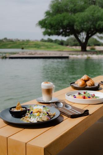 キャンプ場の敷地内または近くでの食事または食べ物