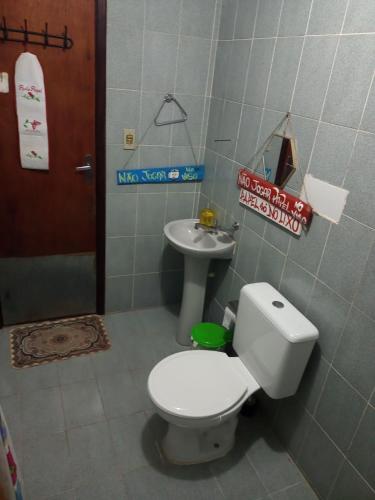 Bilik mandi di Jamboo Saqua Hostel
