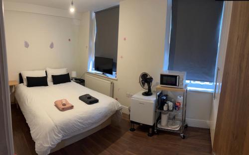 Ένα ή περισσότερα κρεβάτια σε δωμάτιο στο W12 ensuite