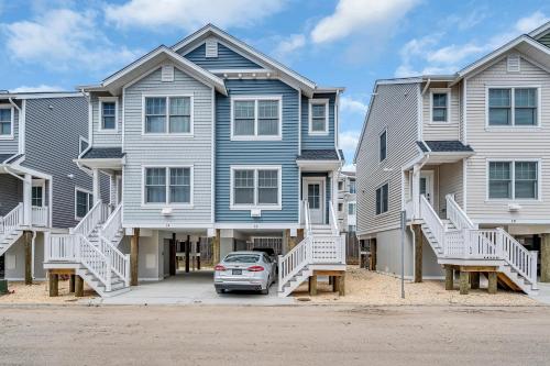 a row of houses with a car parked in front at Private Beach Home in Mantoloking in Mantoloking