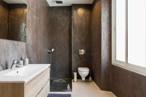 une salle de bain avec un lavabo et des toilettes dans l'établissement 3 ROOMS - DOWNTOWN CANNES - 2 MIN FROM PALAIS Festivals, à Cannes