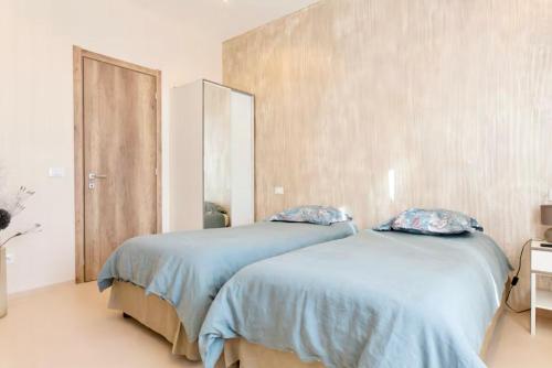 deux lits côte à côte dans une chambre dans l'établissement 3 ROOMS - DOWNTOWN CANNES - 2 MIN FROM PALAIS Festivals, à Cannes