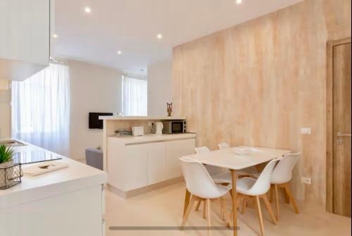 une cuisine et une salle à manger avec une table et des chaises dans l'établissement 3 ROOMS - DOWNTOWN CANNES - 2 MIN FROM PALAIS Festivals, à Cannes