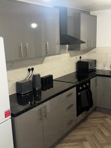 Η κουζίνα ή μικρή κουζίνα στο The Triplex 2 - Sleeps 7 Contractors, NHS, Groups - Free Parking