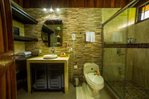 Bilik mandi di Hotel Rancho Cerro Azul