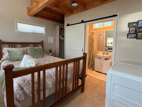 Ένα ή περισσότερα κρεβάτια σε δωμάτιο στο #BoiseBnB Bird House