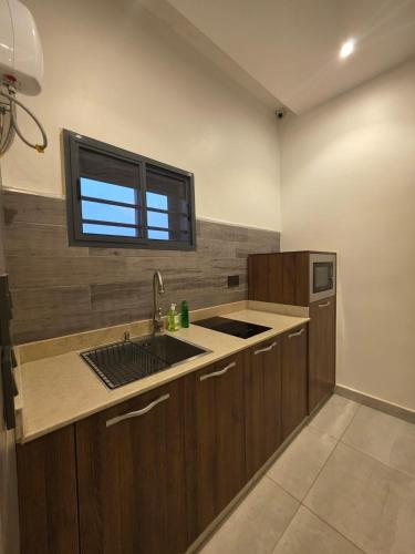 una cocina con fregadero y ventana en Sky Haven Apartment, en Garki