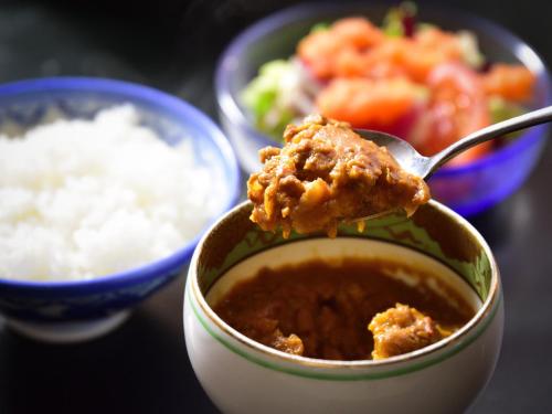 旅館の敷地内または近くでの食事または食べ物