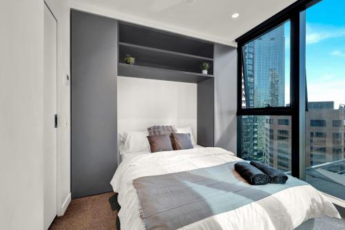Katil atau katil-katil dalam bilik di Prime CBD Location - Modern Melbourne Apartment with Enclosed Balcony Free Tram Access