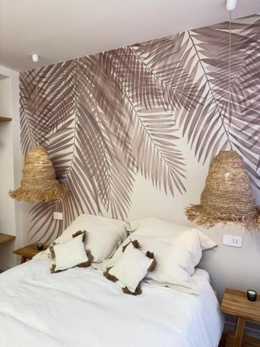 1 dormitorio con 1 cama blanca y 2 luces colgantes en Riviera Luxe Sol, en Sestri Levante