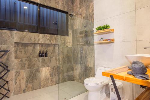 a bathroom with a shower and a toilet at Casa Botánica en Villas Somnara in Punta Uva