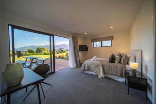 Ένα ή περισσότερα κρεβάτια σε δωμάτιο στο Southern Solace - Te Anau Holiday Home