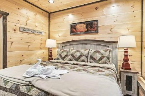 ピジョン・フォージにあるSmoky Ridge - Stunning Mountain Views, Hot Tub, Fire Pit, Gigabit Internet, Exceptional Cabinの木製の部屋にベッド1台が備わるベッドルーム1室があります。