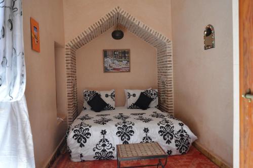 una camera da letto con un letto in una stanza di Riad Bonheur a Marrakech