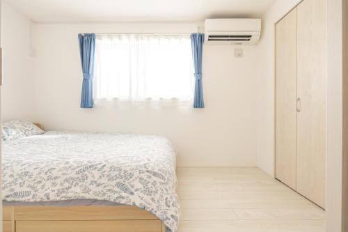 Ένα ή περισσότερα κρεβάτια σε δωμάτιο στο 鎌倉大船HOME