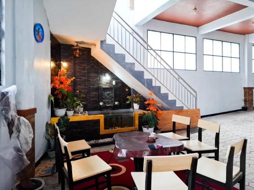 Ruang duduk di Hotel Green View near Sarangan Lake RedPartner