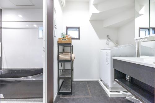 a bathroom with a ladder next to a sink at 湘南楽軒 in Fujisawa