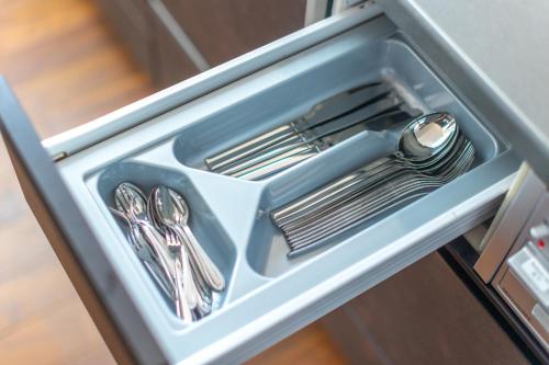 a drawer in a refrigerator filled with utensils at 湘南楽軒 in Fujisawa