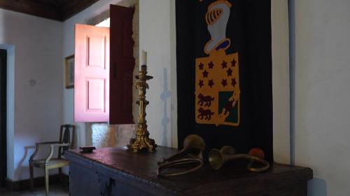 a room with a table with shoes on it at Casa do Brigadeiro - Miuzela