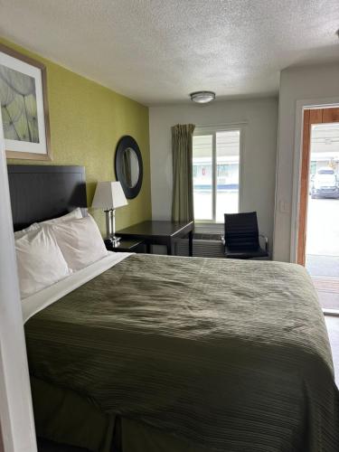 Cama o camas de una habitación en Sundowner Motel Sequim
