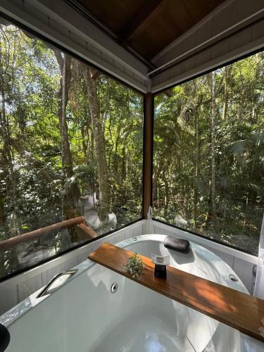 ガスパールにあるCabana Desejoの大きな窓のある部屋にある浴槽
