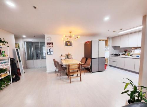 a kitchen and dining room with a table and chairs at Healing Gangchu in Anyang